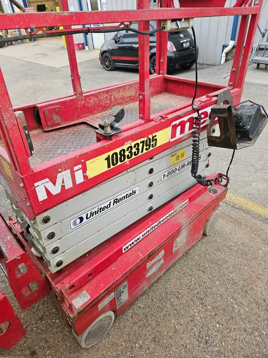 2018 MEC MICRO 19 Scissor Lift