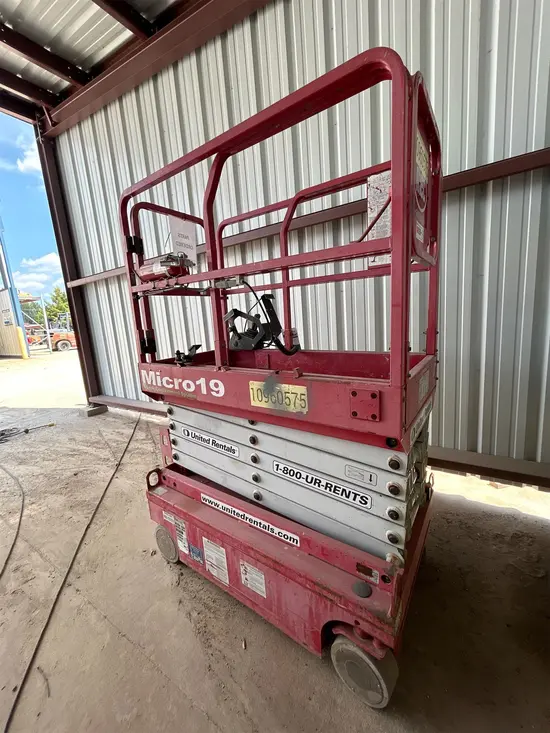 2019 MEC MICRO 19 Scissor Lift