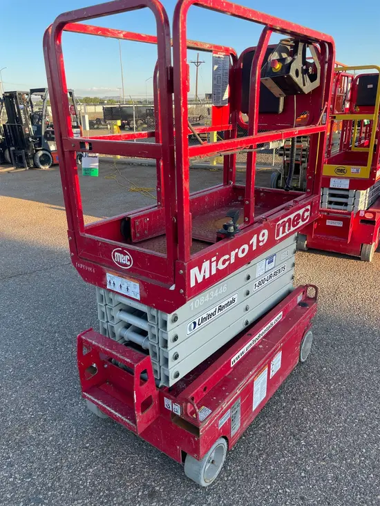 2018 MEC MICRO 19 Scissor Lift