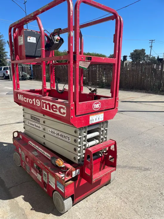 2018 MEC MICRO 19 Scissor Lift