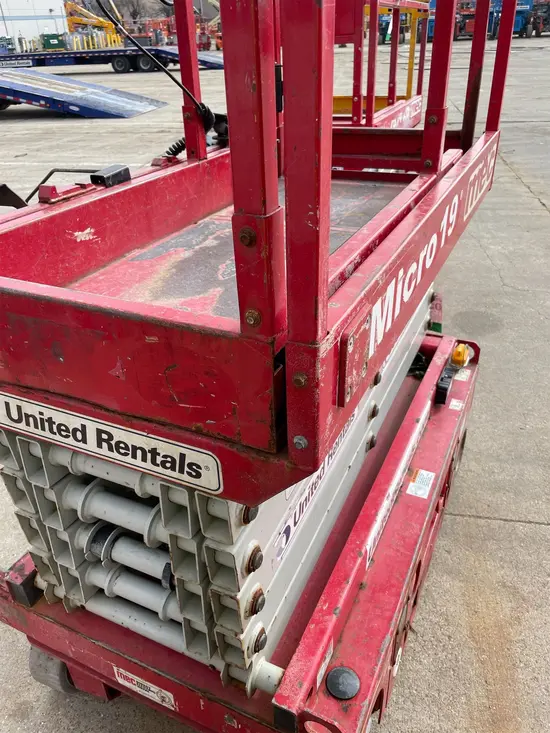 2018 MEC MICRO 19 Scissor Lift