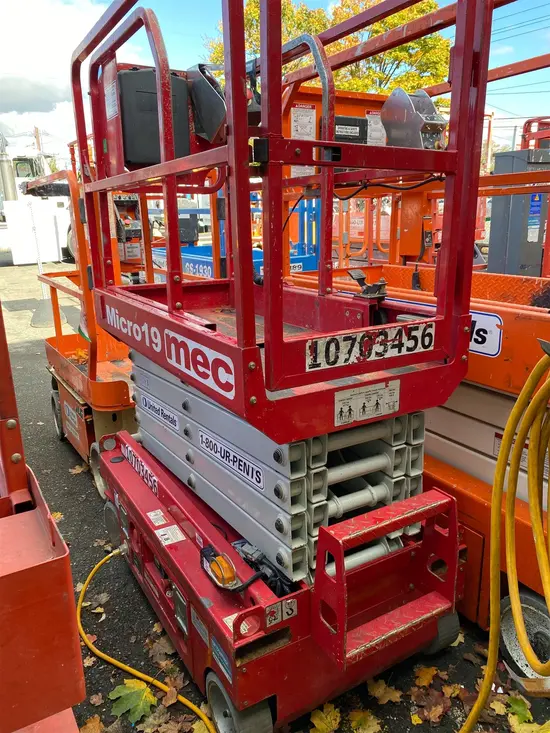 2017 MEC MICRO 19 Scissor Lift