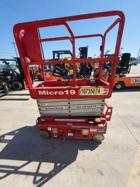 2018 MEC MICRO 19 Scissor Lift