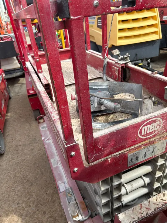 2018 MEC MICRO 19 Scissor Lift