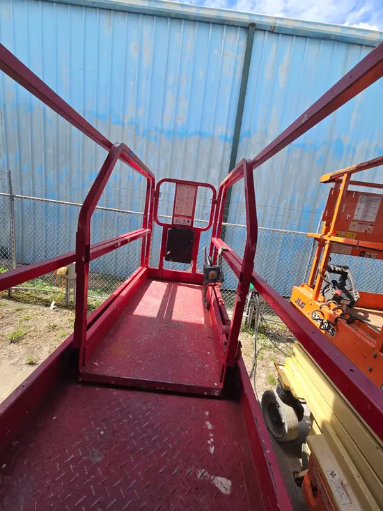 2017 MEC 2632SE Scissor Lift