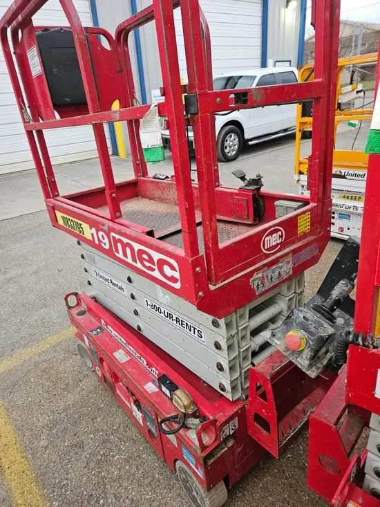 2018 MEC MICRO 19 Scissor Lift