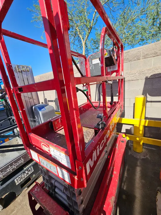 2018 MEC MICRO 19 Scissor Lift