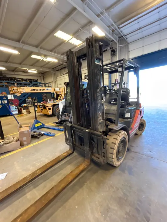 2018 Toyota 8FGU30 Warehouse Forklift