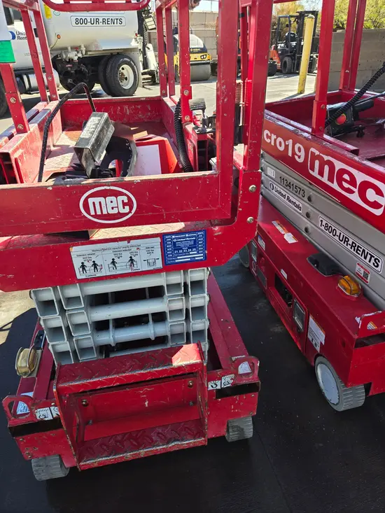 2018 MEC MICRO 19 Scissor Lift