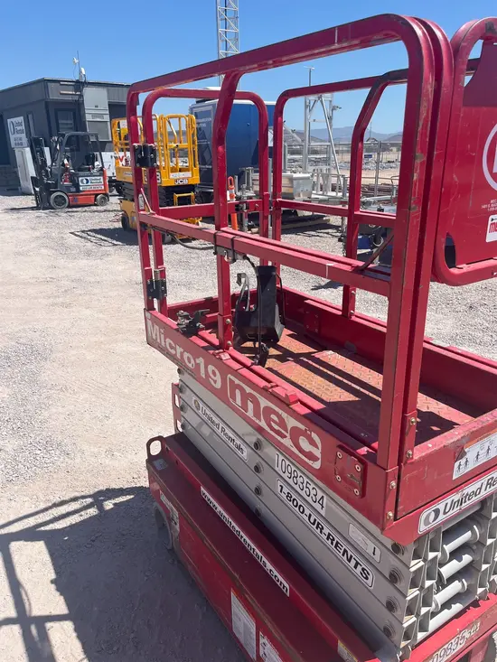 2019 MEC MICRO 19 Scissor Lift