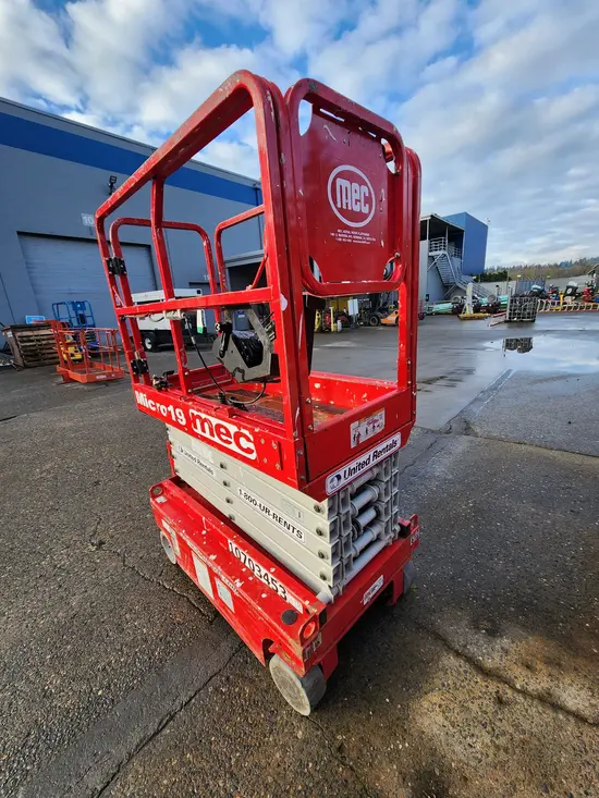 2017 MEC MICRO 19 Scissor Lift