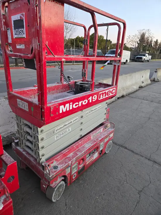 2018 MEC MICRO 19 Scissor Lift