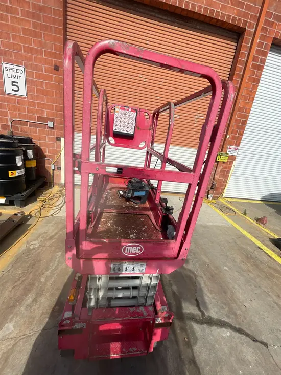 2018 MEC MICRO 19 Scissor Lift