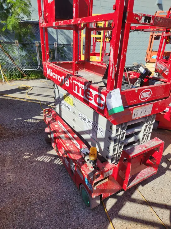 2018 MEC MICRO 19 Scissor Lift