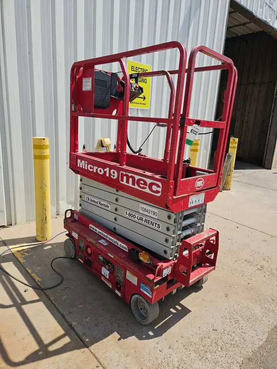 2018 MEC MICRO 19 Scissor Lift
