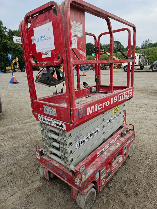 2018 MEC MICRO 19 Scissor Lift