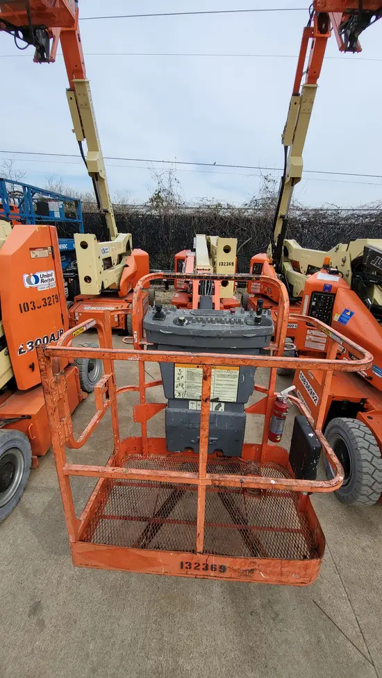 2013 JLG E400AJPN Articulating Boom Lift
