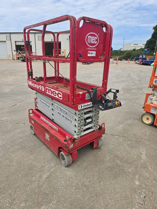 2018 MEC MICRO 19 Scissor Lift