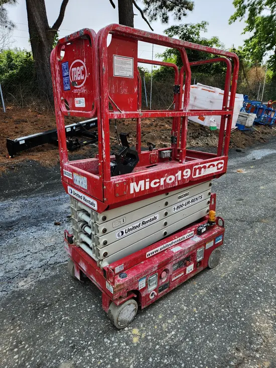 2018 MEC MICRO 19 Scissor Lift