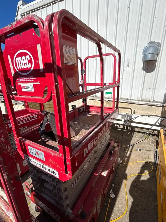 2018 MEC MICRO 19 Scissor Lift